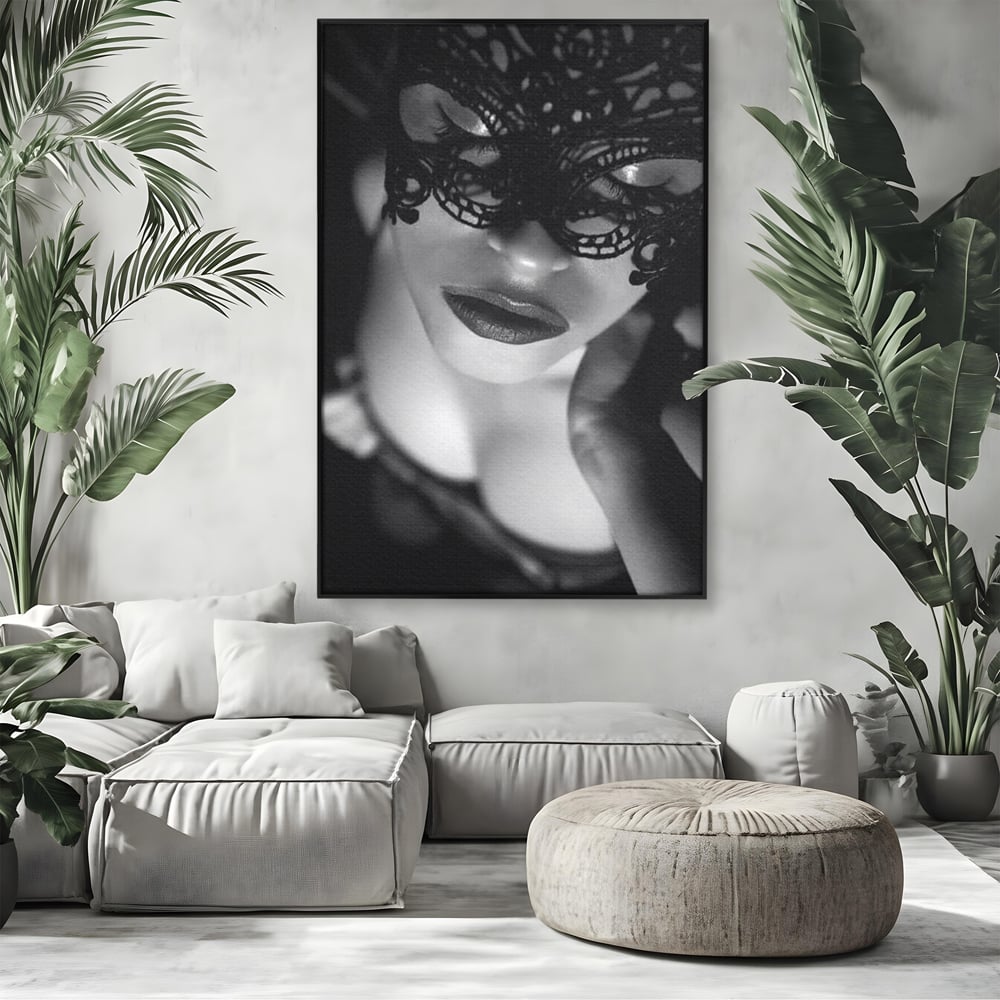 Tablou canvas cu tablou canvas cu femeie purtand masca, in rama de aluminiu negru, pe perete intr-un living